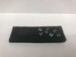 The smart sponge absorbs oil (left) and repels water (right). The smart sponge absorbs oil (left) and repels water (right).
