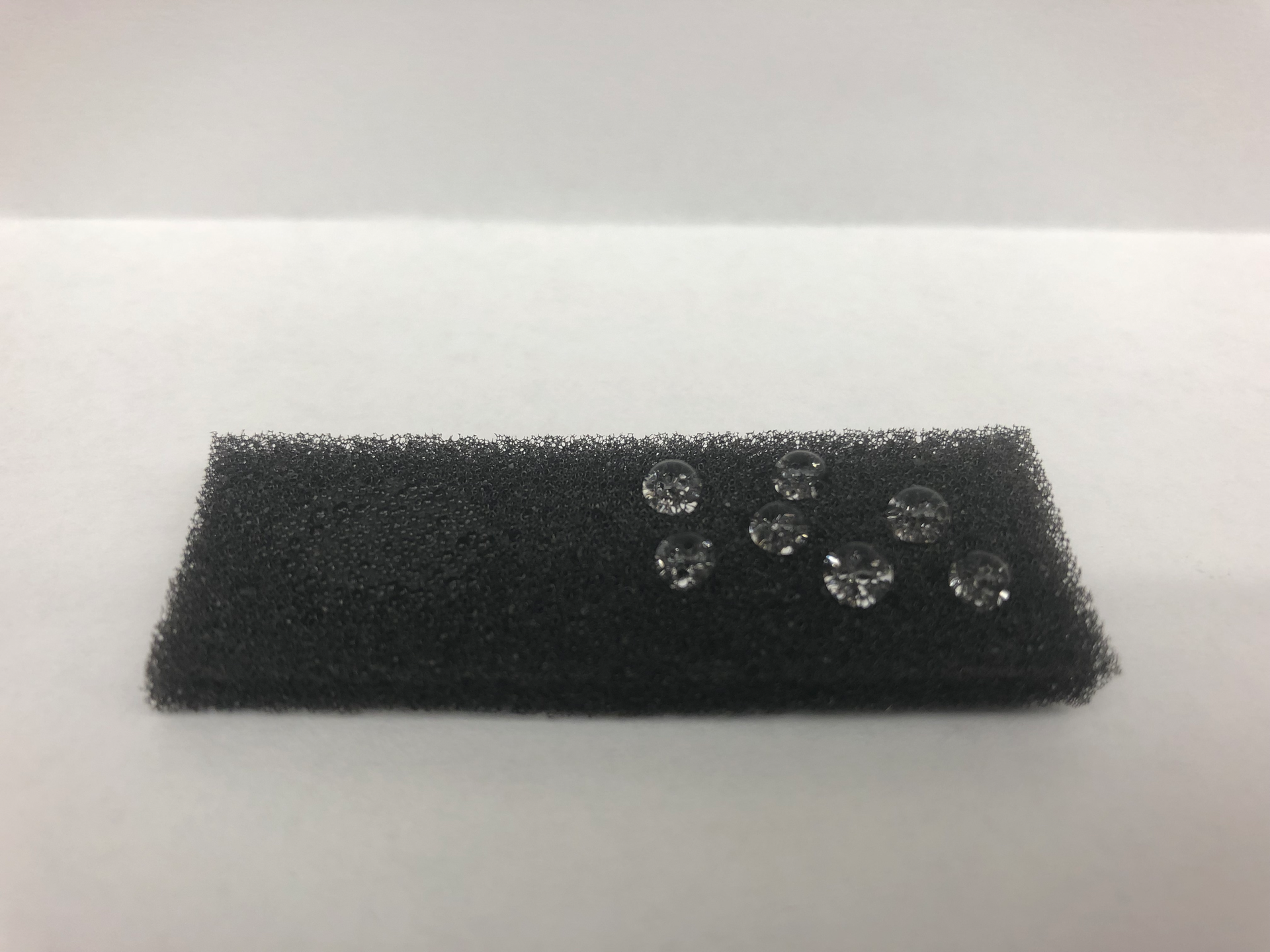 The OHM sponge is oleophilic and hydrophobic. On the left side of the sponge, oil was applied and quickly absorbed. On the right side, the sponge repels water droplets.