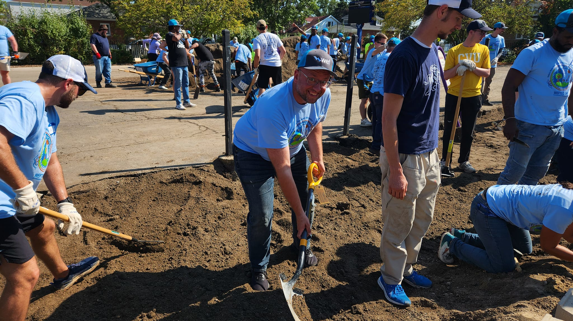 MWRD Commissioner Daniel Pogorzelski shovels soil during the construction of the O.A. Thorps Scholastic Academy rain garden.