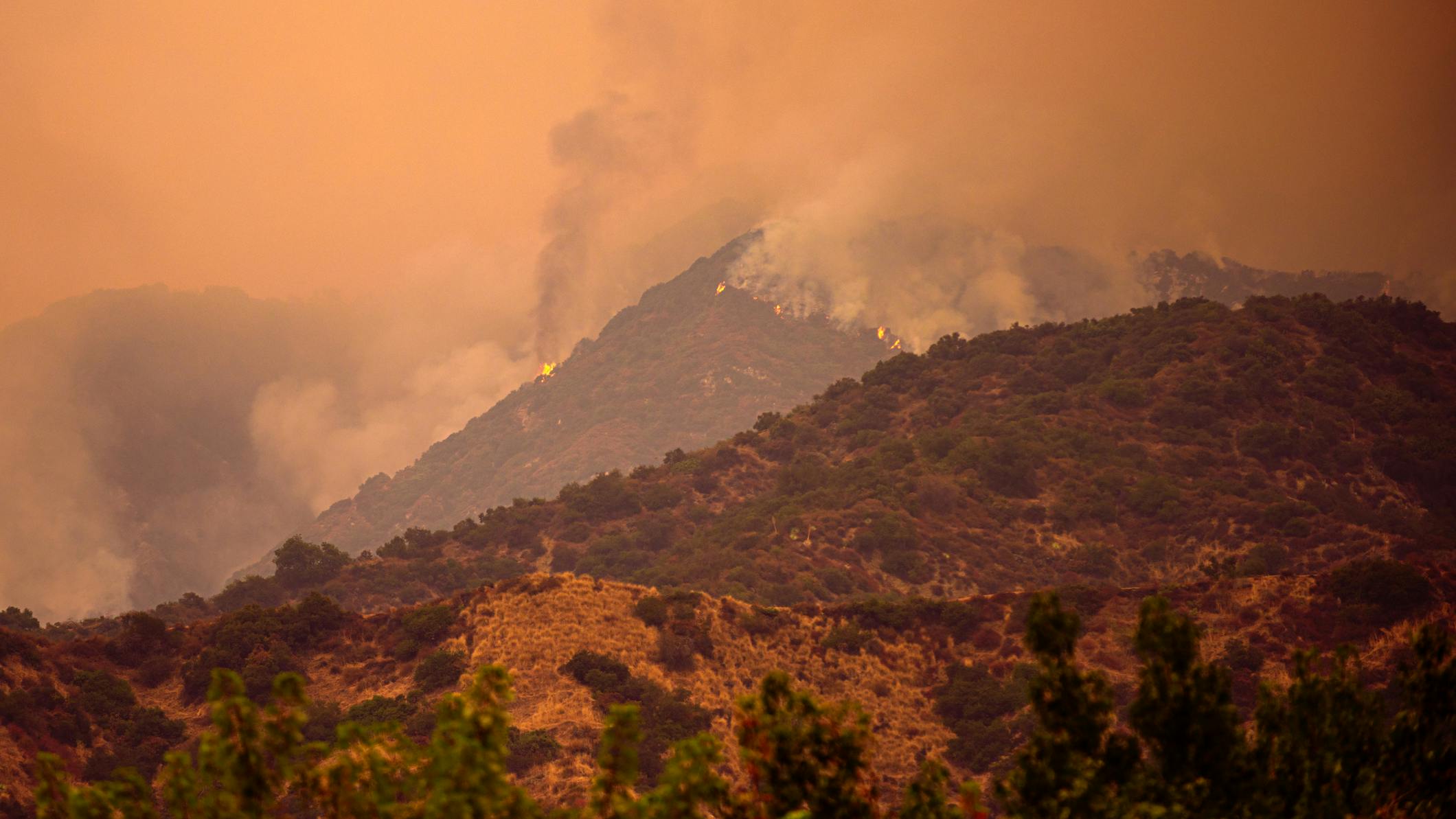 California Wildfire. Los Angeles Fire Near the City. Fires in the United States. Smoke and fire in the mountains of California. Plumes of smoke