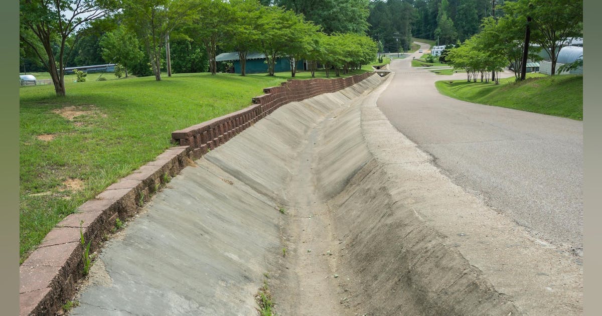 Combining green and gray infrastructure for stormwater management and flood risk reduction: Case studies from two urban areas in North Carolina
