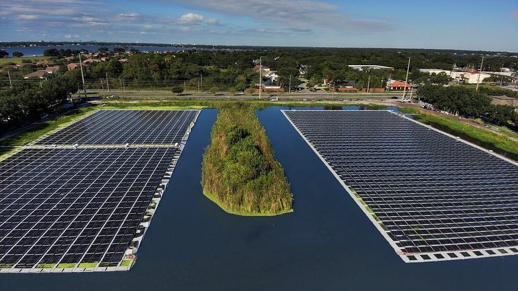 D3Energy's first FPV system on a FDOT pond (Photo credit: D3Energy via PR Newswire).