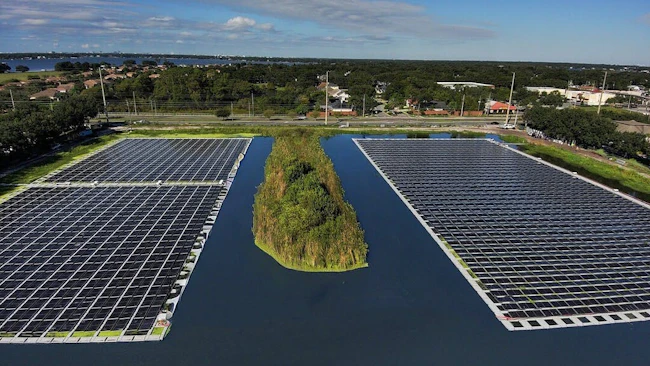 D3Energy's first FPV system on a FDOT pond (Photo credit: D3Energy via PR Newswire).